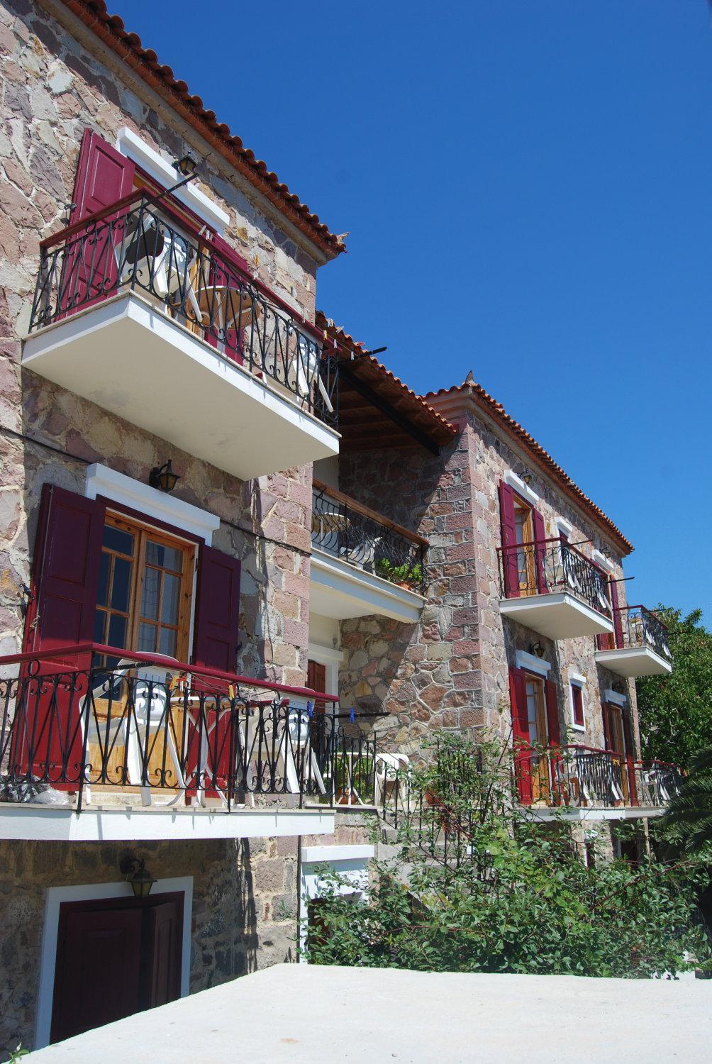 The Schoolmistress With The Golden Eyes, Studios & Rooms ميثيمْنا المظهر الخارجي الصورة