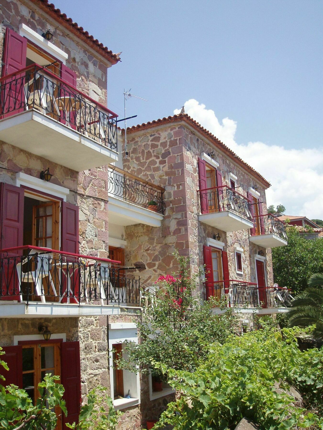 The Schoolmistress With The Golden Eyes, Studios & Rooms ميثيمْنا المظهر الخارجي الصورة
