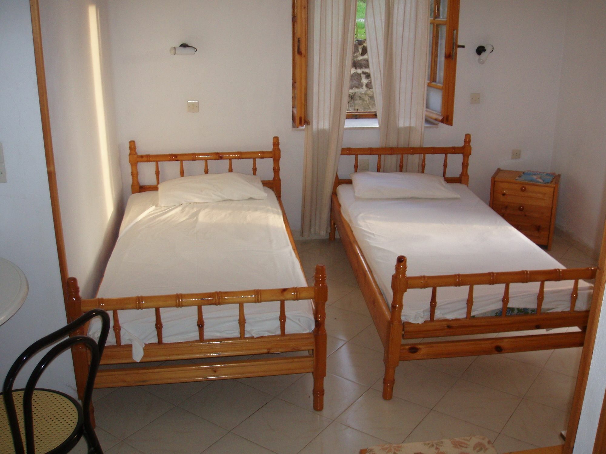 The Schoolmistress With The Golden Eyes, Studios & Rooms ميثيمْنا المظهر الخارجي الصورة